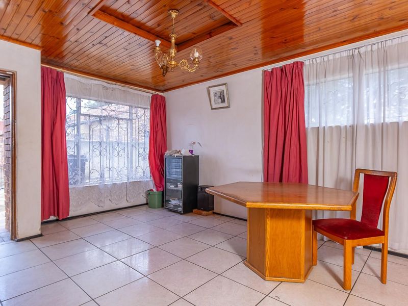 Affordable 3 Bedroom Freehold property in Newclare - Prime Location near amenities - Photo 8