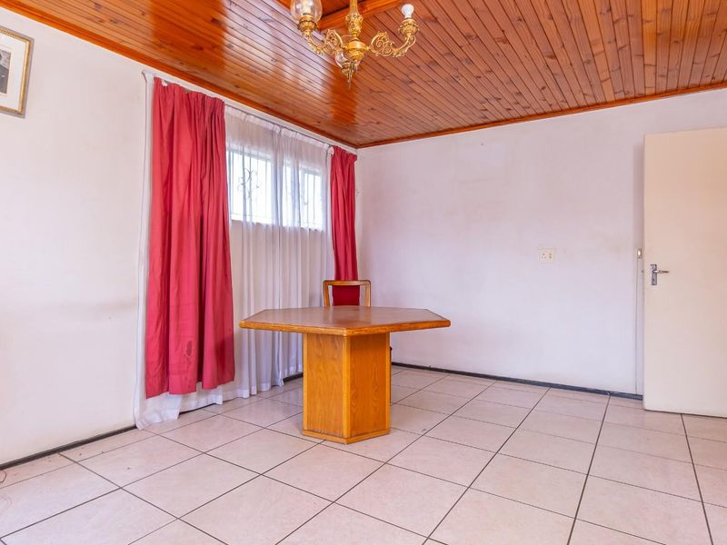 Affordable 3 Bedroom Freehold property in Newclare - Prime Location near amenities - Photo 7