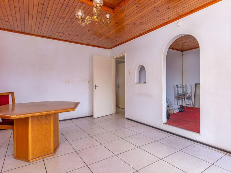 Affordable 3 Bedroom Freehold property in Newclare - Prime Location near amenities - Photo 6