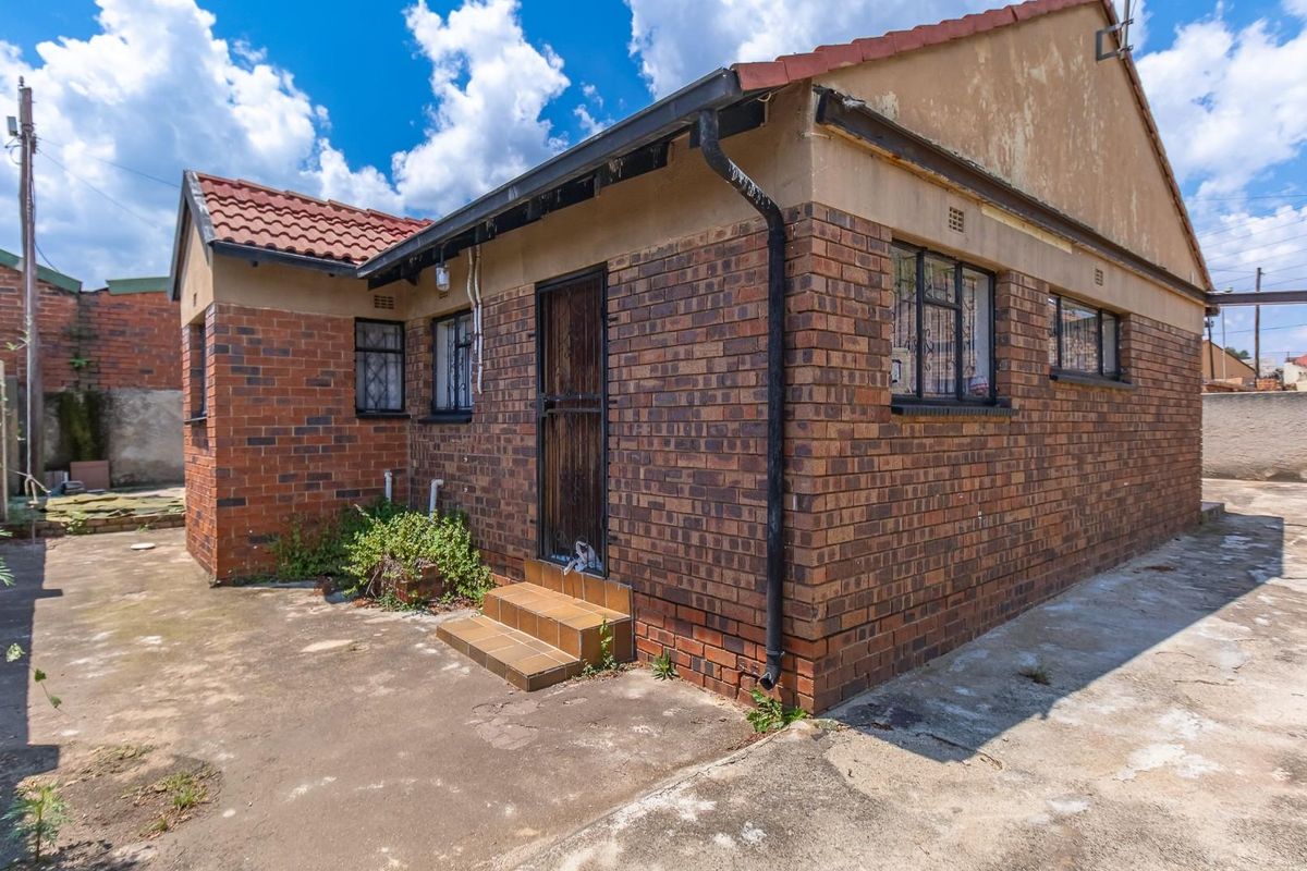 Affordable 3 Bedroom Freehold property in Newclare - Prime Location near amenities - Photo 3