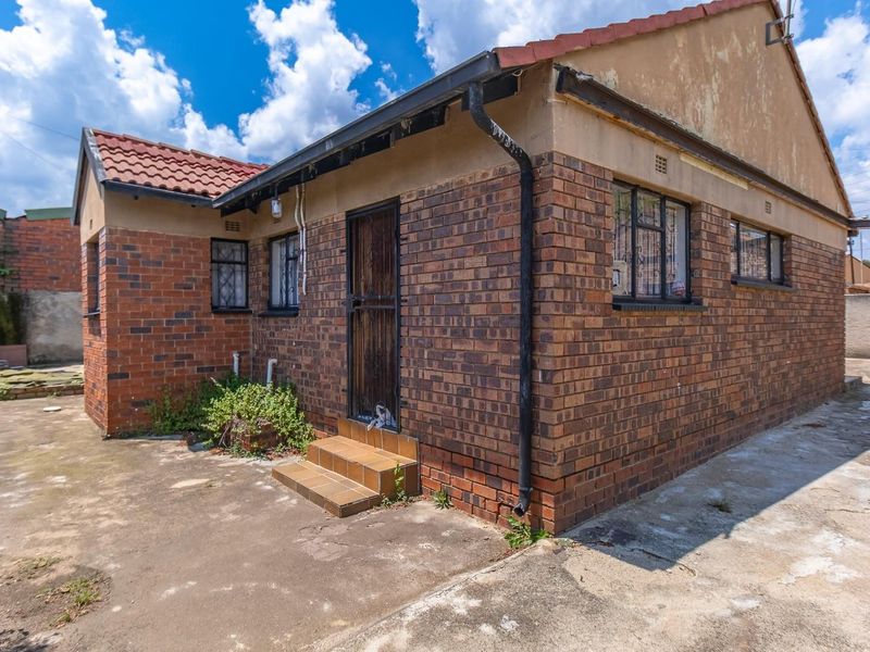 Affordable 3 Bedroom Freehold property in Newclare - Prime Location near amenities - Photo 3