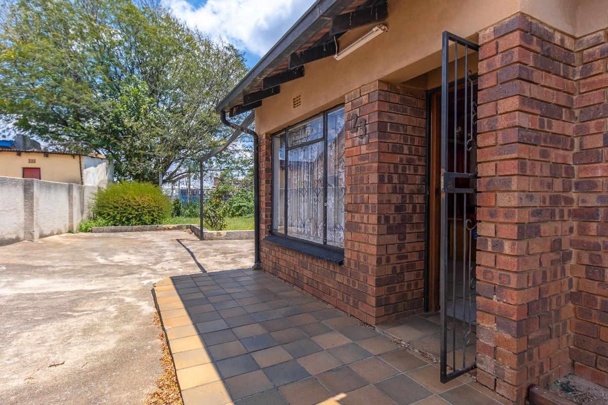 Affordable 3 Bedroom Freehold property in Newclare - Prime Location near amenities - Photo 5