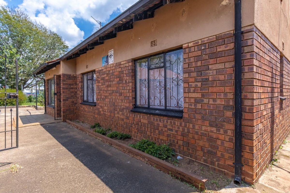 Affordable 3 Bedroom Freehold property in Newclare - Prime Location near amenities - Photo 4