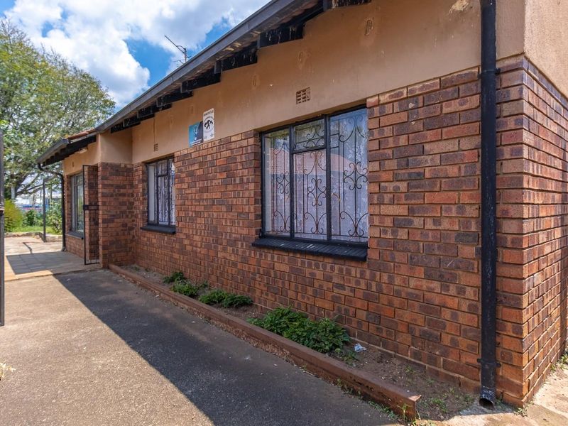 Affordable 3 Bedroom Freehold property in Newclare - Prime Location near amenities - Photo 4