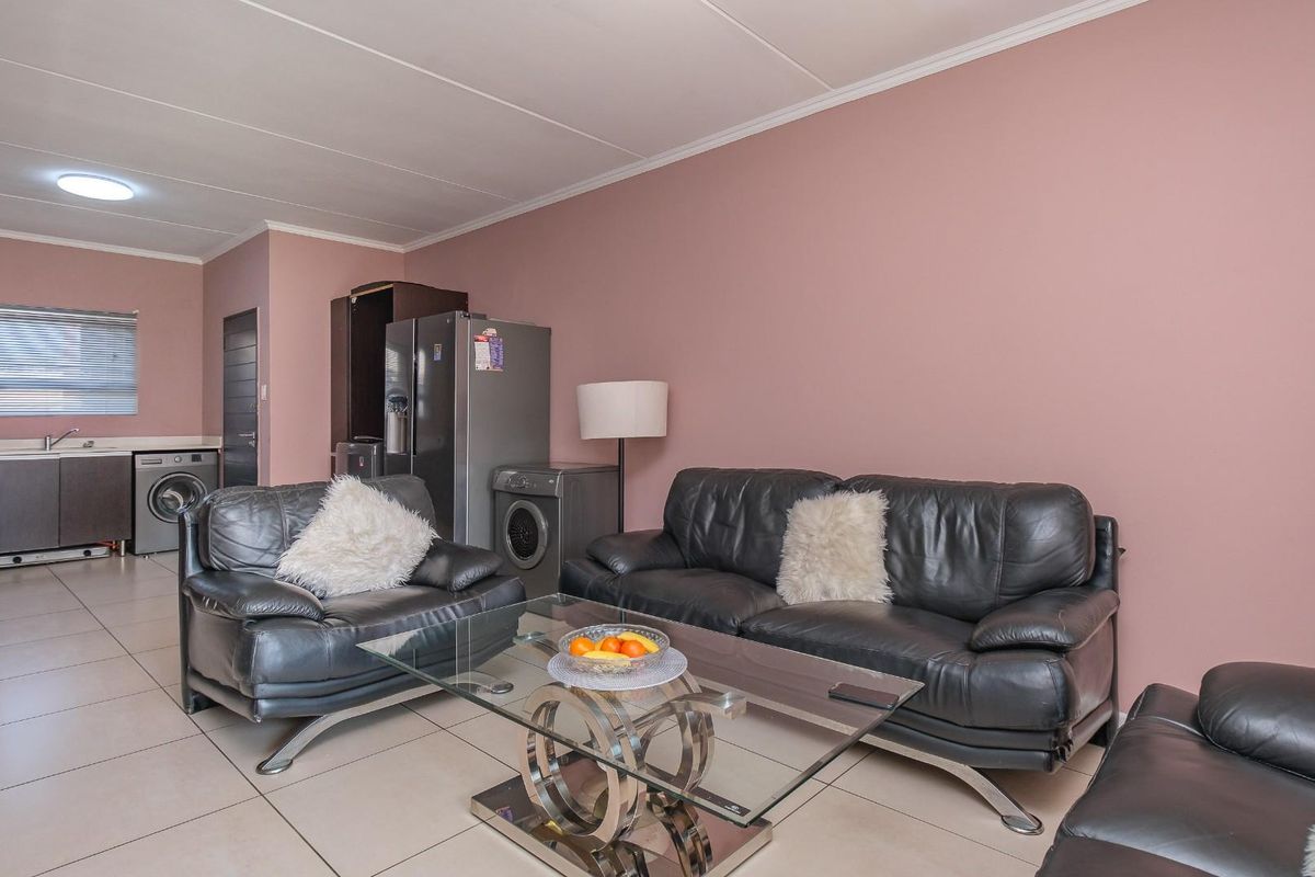 Pristine 3 Bed Apartment with Large Garden - Photo 4