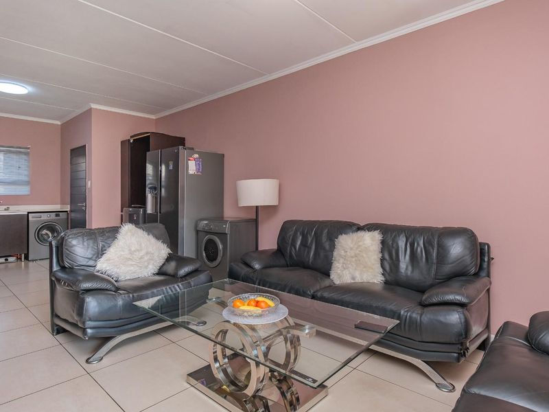 Pristine 3 Bed Apartment with Large Garden - Photo 4