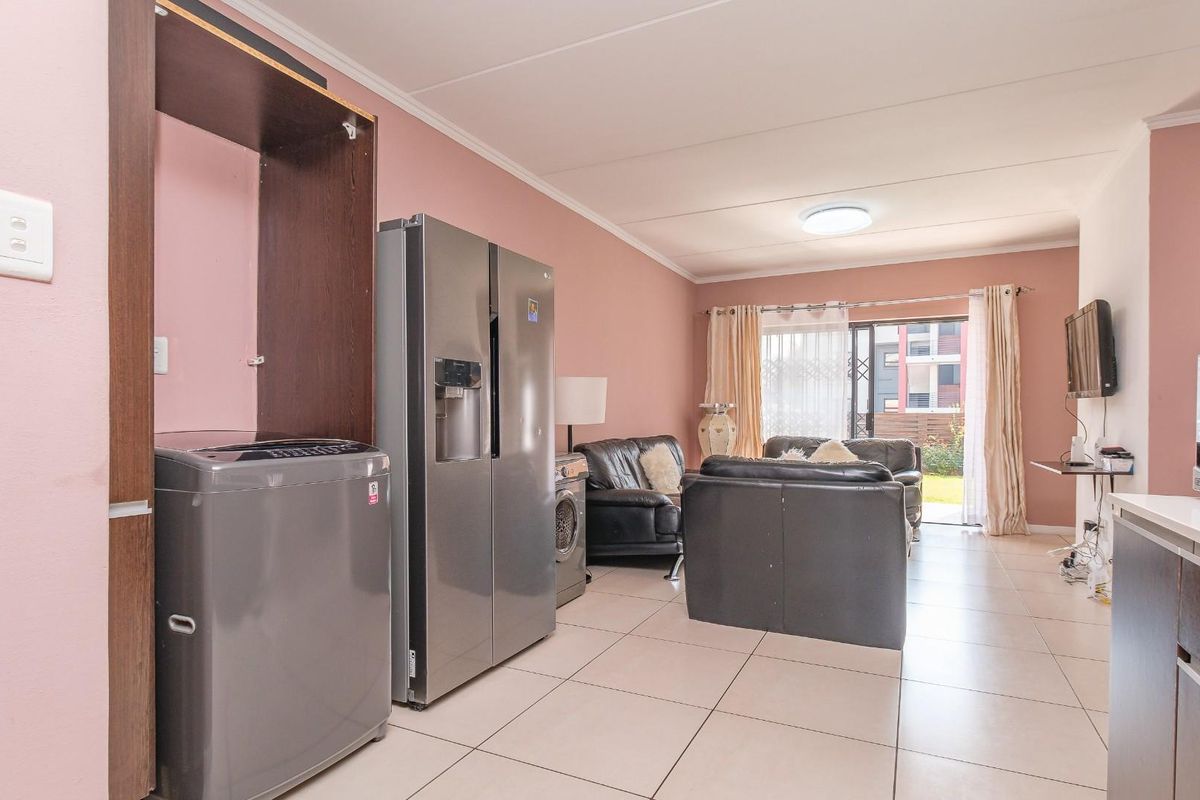 Pristine 3 Bed Apartment with Large Garden - Photo 5