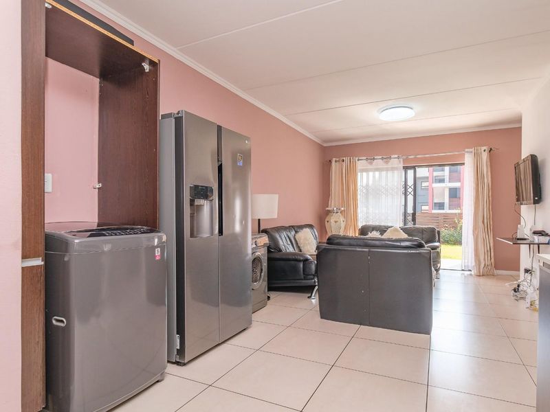 Pristine 3 Bed Apartment with Large Garden - Photo 5