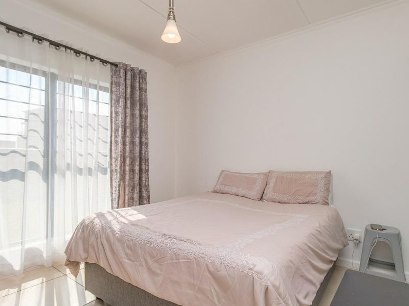 Pristine 3 Bed Apartment with Large Garden - Photo 10