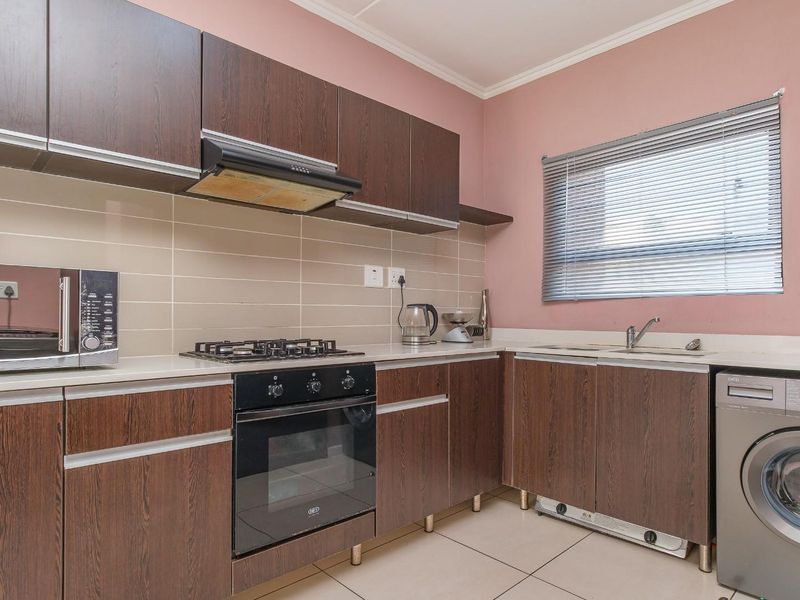 Pristine 3 Bed Apartment with Large Garden - Photo 8