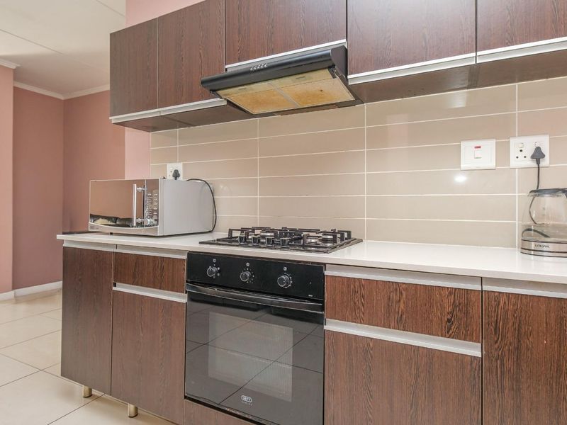 Pristine 3 Bed Apartment with Large Garden - Photo 7