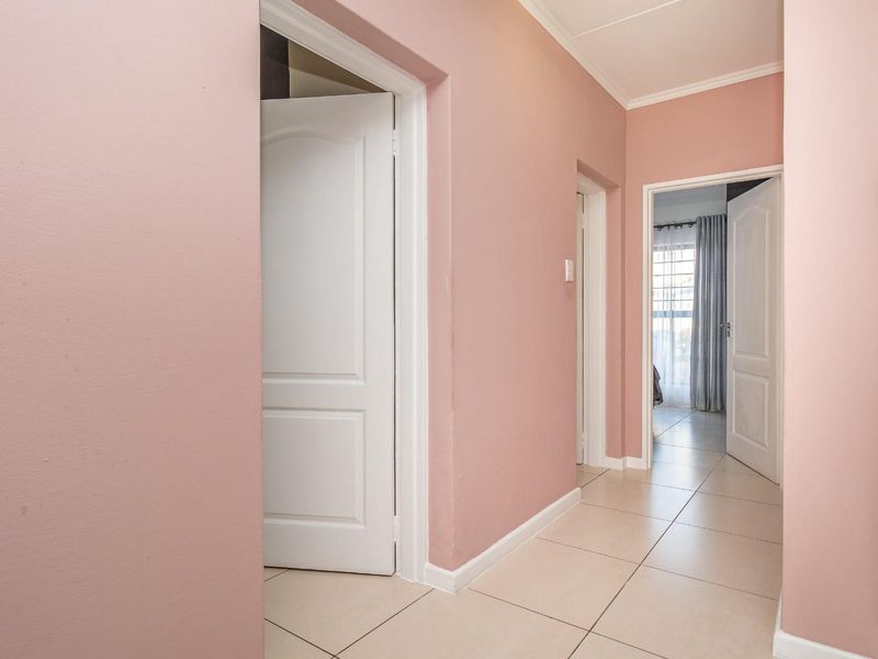 Pristine 3 Bed Apartment with Large Garden - Photo 9