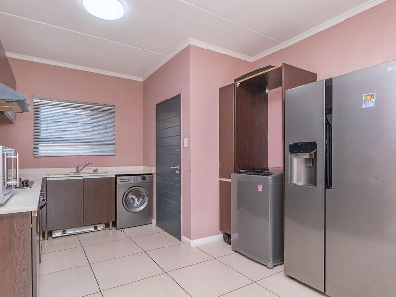 Pristine 3 Bed Apartment with Large Garden - Photo 6