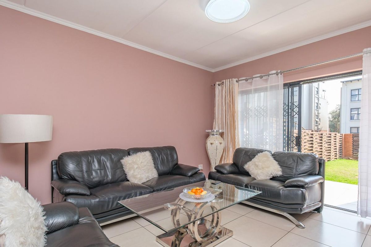 Pristine 3 Bed Apartment with Large Garden - Photo 2