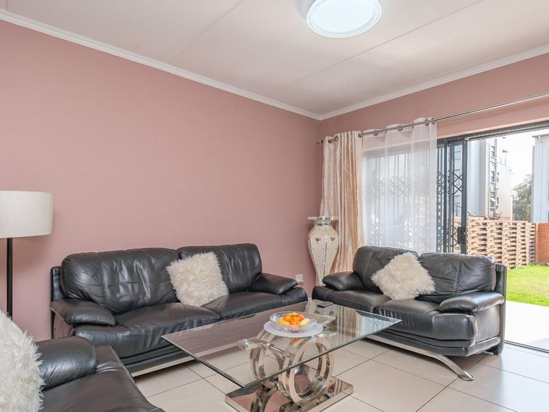 Pristine 3 Bed Apartment with Large Garden - Photo 2