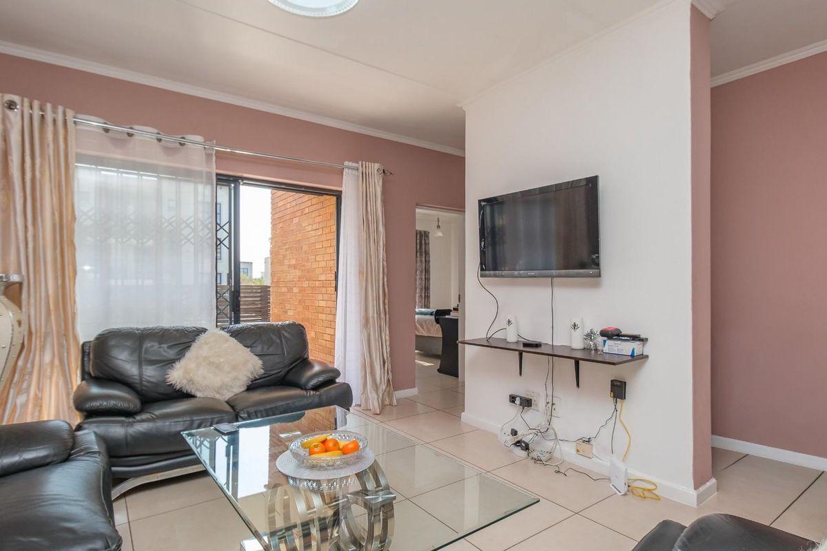 Pristine 3 Bed Apartment with Large Garden - Photo 3
