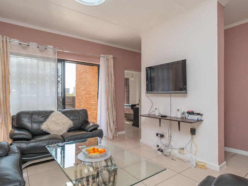 Pristine 3 Bed Apartment with Large Garden - Photo 3