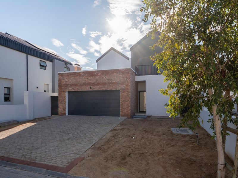 Luxury living in the safe and secure Optenhorst Village in Central Paarl. - Photo 1