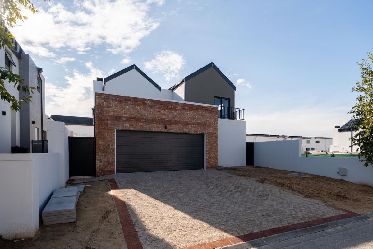 Luxury living in the safe and secure Optenhorst Village in Central Paarl. - Photo 3