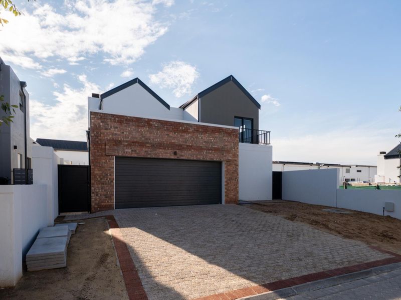 Luxury living in the safe and secure Optenhorst Village in Central Paarl. - Photo 3