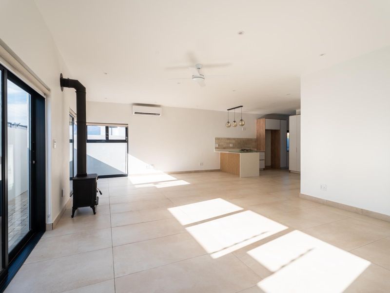 Luxury living in the safe and secure Optenhorst Village in Central Paarl. - Photo 8