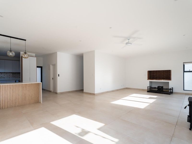Luxury living in the safe and secure Optenhorst Village in Central Paarl. - Photo 6