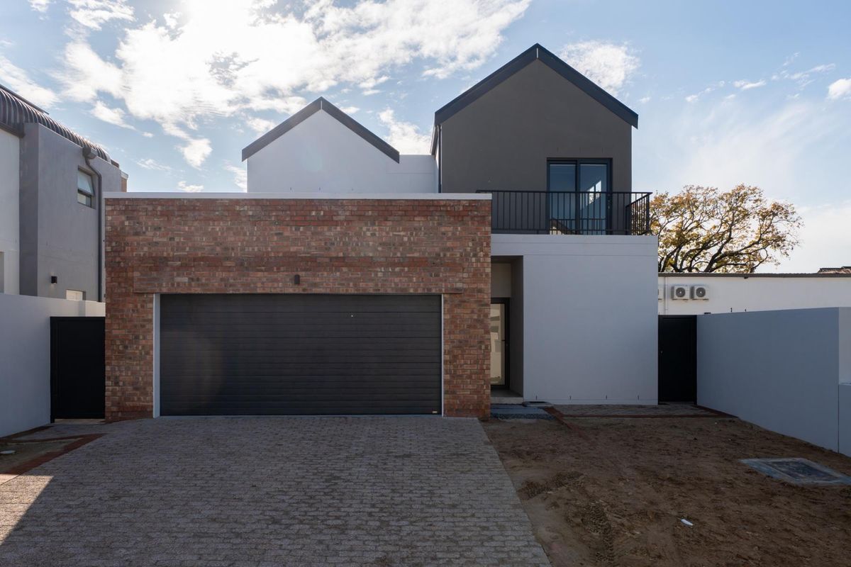 Luxury living in the safe and secure Optenhorst Village in Central Paarl. - Photo 2