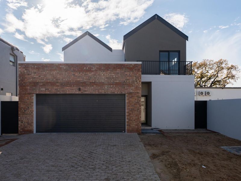 Luxury living in the safe and secure Optenhorst Village in Central Paarl. - Photo 2