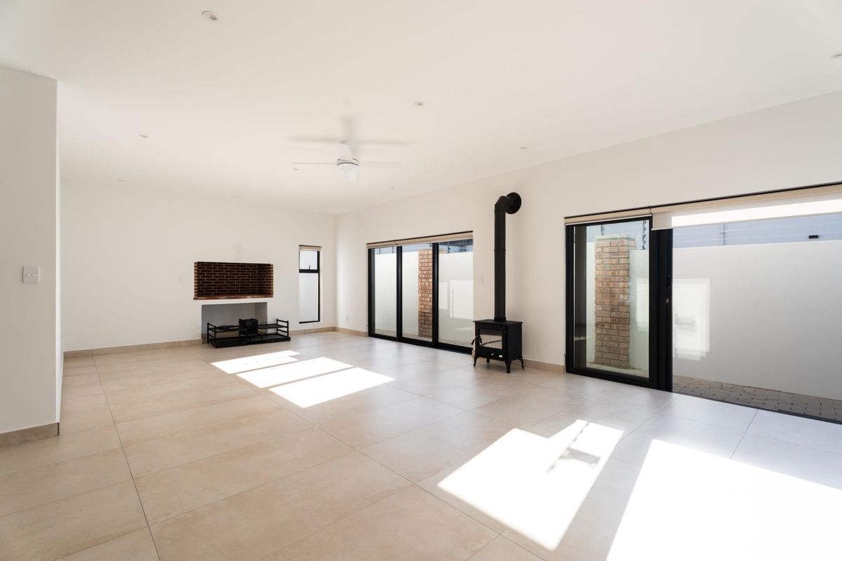 Luxury living in the safe and secure Optenhorst Village in Central Paarl. - Photo 4