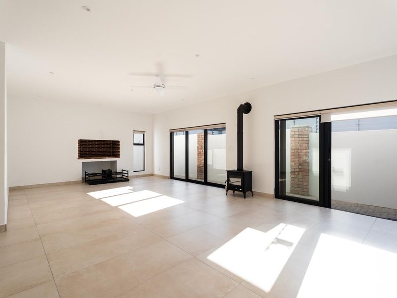 Luxury living in the safe and secure Optenhorst Village in Central Paarl. - Photo 4