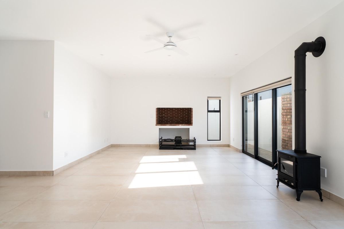 Luxury living in the safe and secure Optenhorst Village in Central Paarl. - Photo 5