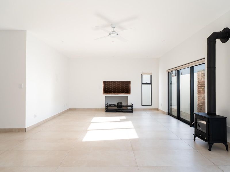 Luxury living in the safe and secure Optenhorst Village in Central Paarl. - Photo 5