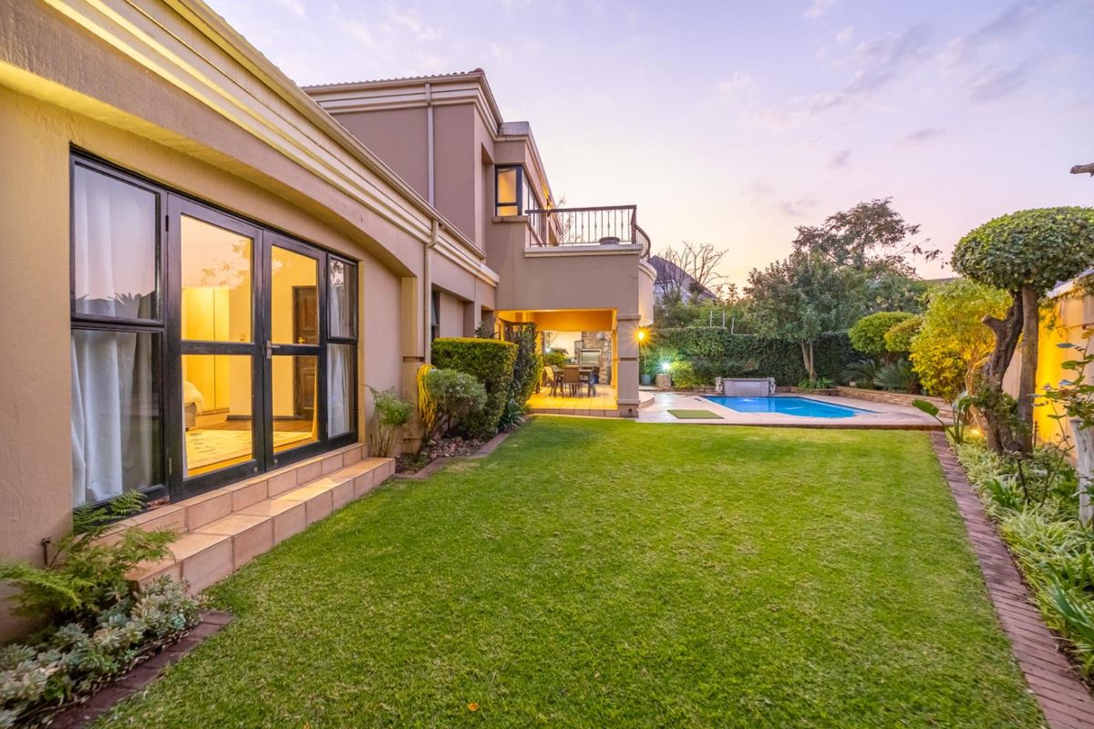 Largest Stand in the Estate | Private Family Living | Walk to Crawford - Photo 3