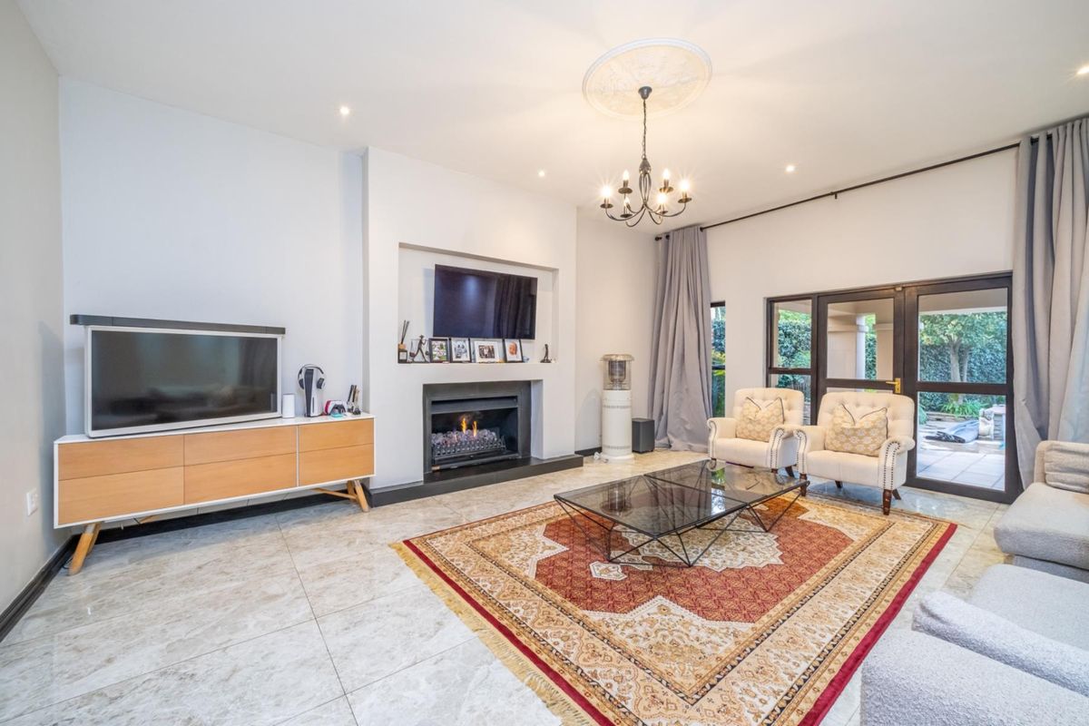 Largest Stand in the Estate | Private Family Living | Walk to Crawford - Photo 2