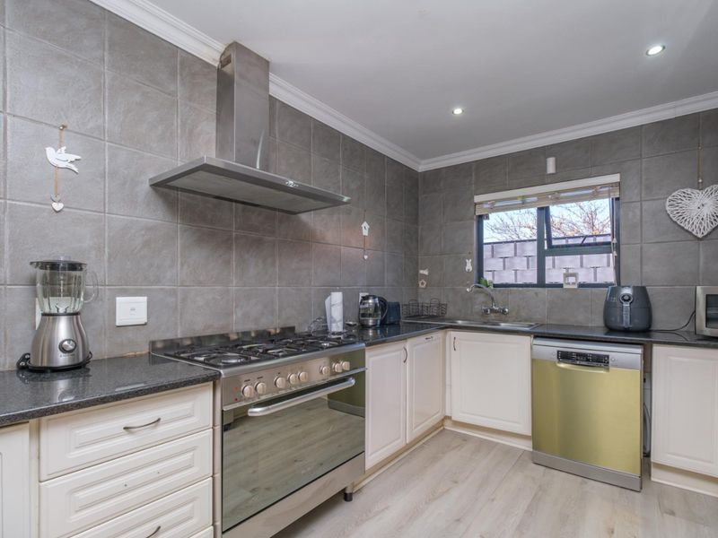 Pristine Townhouse to Rent in Featherbrooke/Homes Haven - Photo 10
