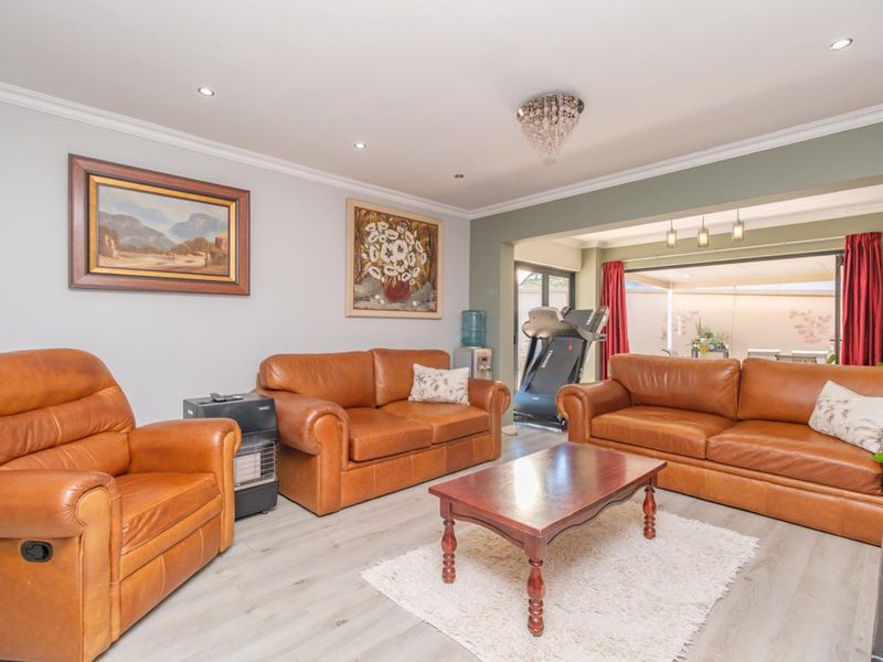 Pristine Townhouse to Rent in Featherbrooke/Homes Haven - Photo 3