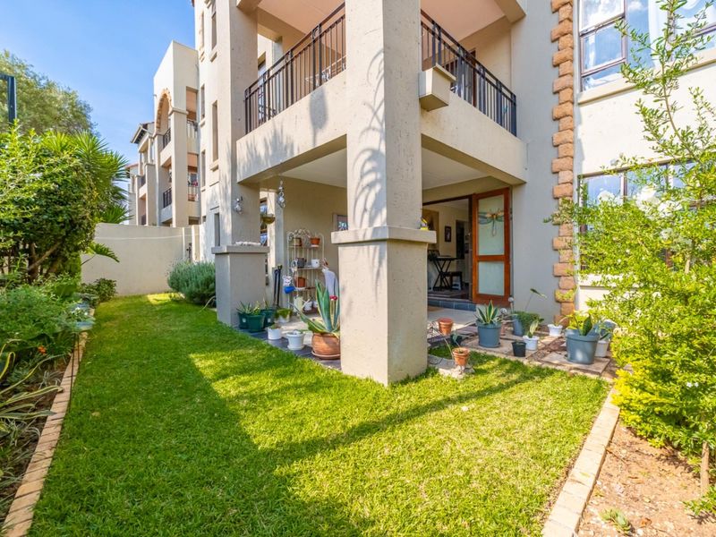 Immaculate 2 Bed 2 Bath Apartment with Lots of Cupboard Space - Photo 1