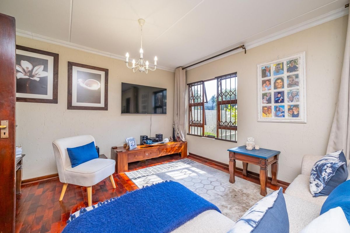 Immaculate 2 Bed 2 Bath Apartment with Lots of Cupboard Space - Photo 4
