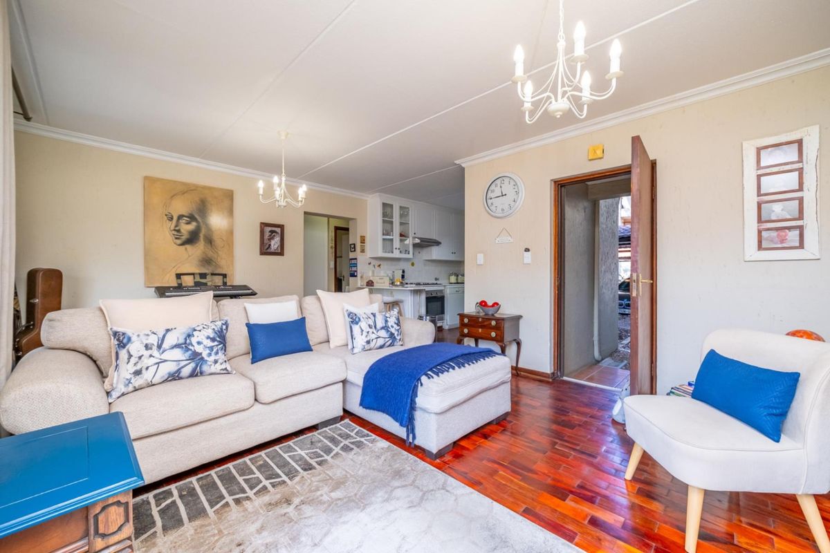 Immaculate 2 Bed 2 Bath Apartment with Lots of Cupboard Space - Photo 2