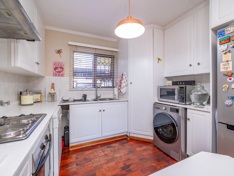 Immaculate 2 Bed 2 Bath Apartment with Lots of Cupboard Space - Photo 9