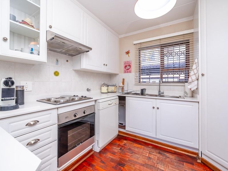 Immaculate 2 Bed 2 Bath Apartment with Lots of Cupboard Space - Photo 8