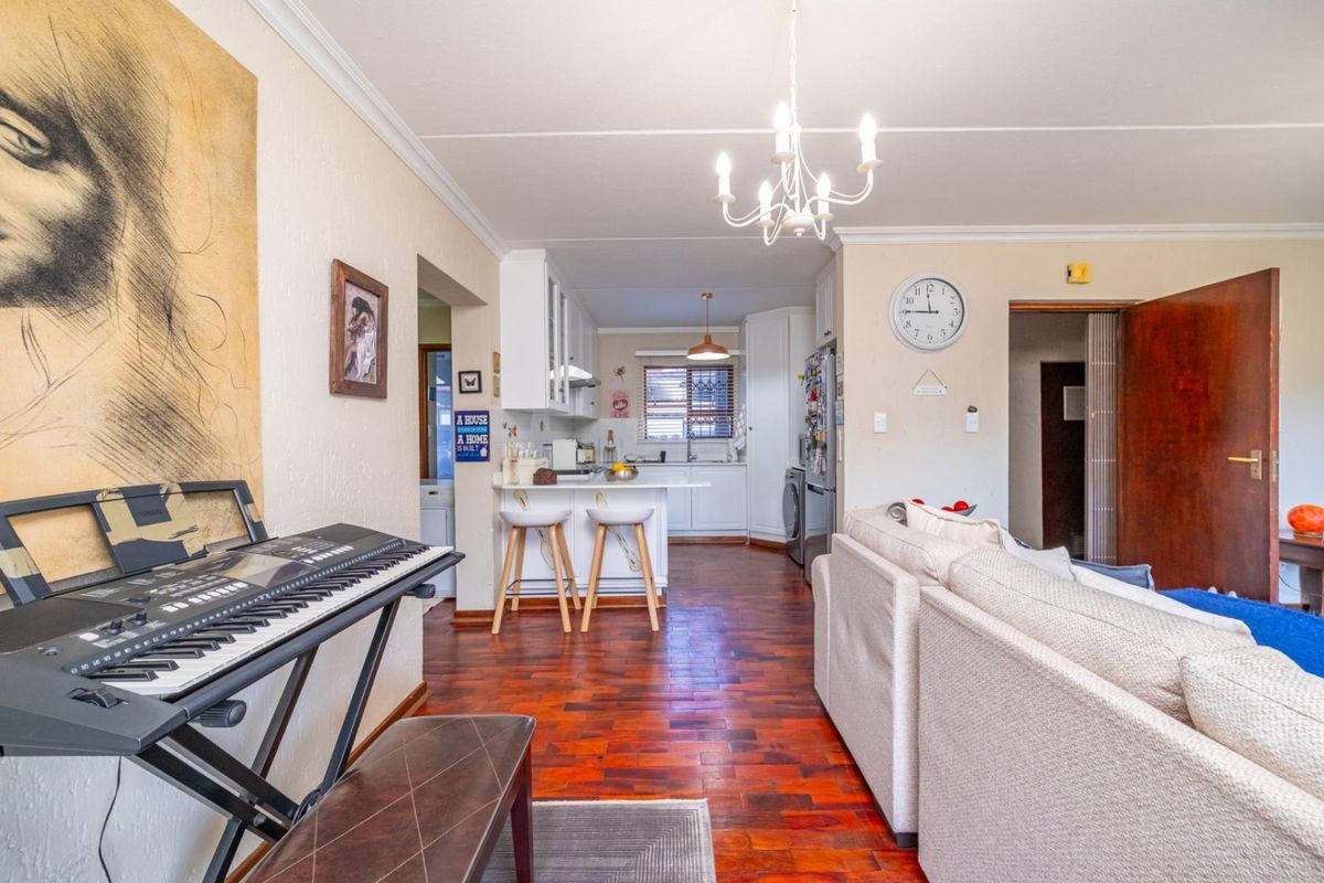 Immaculate 2 Bed 2 Bath Apartment with Lots of Cupboard Space - Photo 5