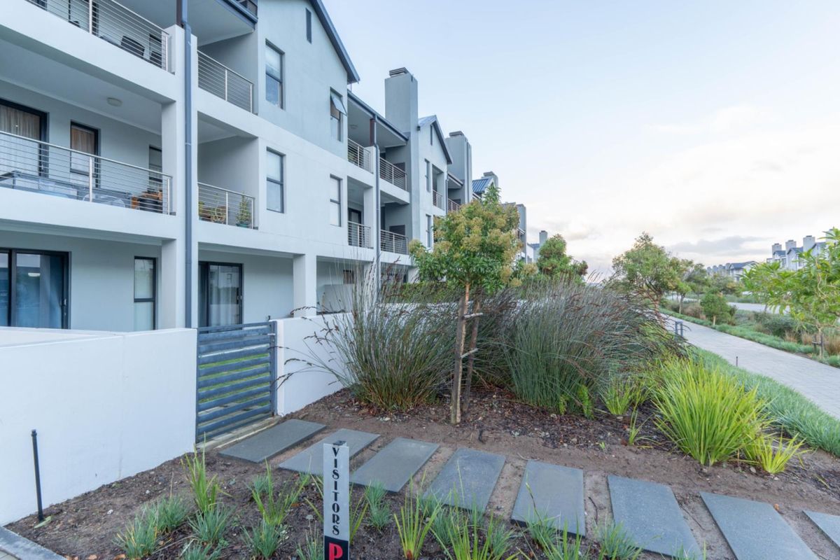 Spacious Corner Apartment with Expansive Patio in Prestigious Sitari Estate - Photo 3