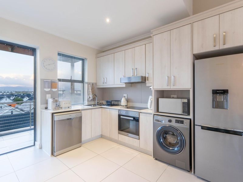 Spacious Corner Apartment with Expansive Patio in Prestigious Sitari Estate - Photo 6