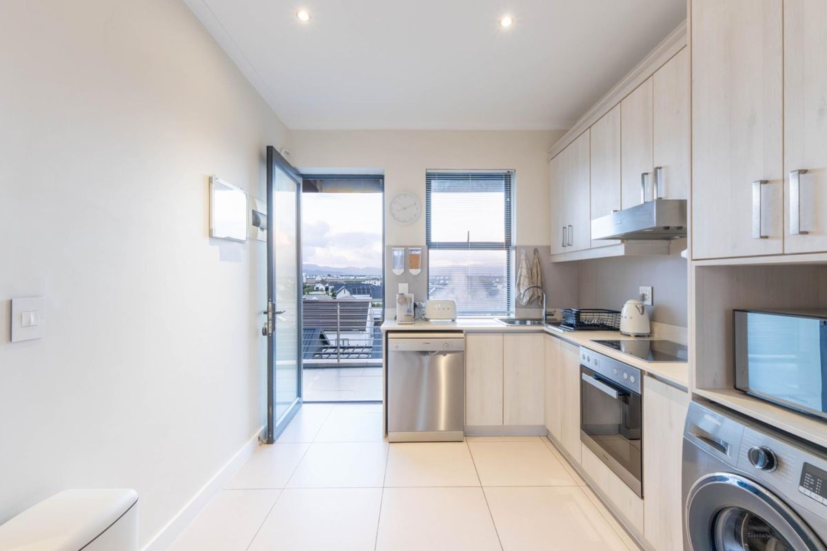 Spacious Corner Apartment with Expansive Patio in Prestigious Sitari Estate - Photo 5