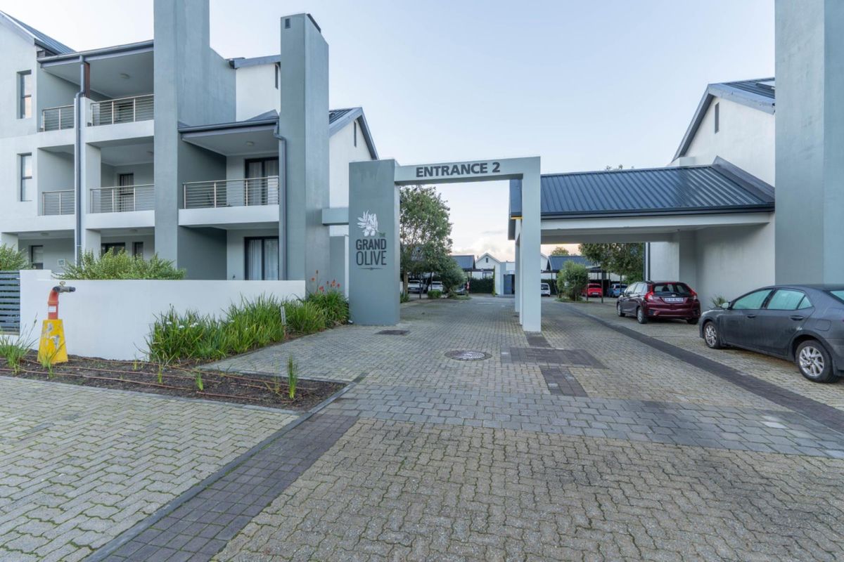 Spacious Corner Apartment with Expansive Patio in Prestigious Sitari Estate - Photo 2