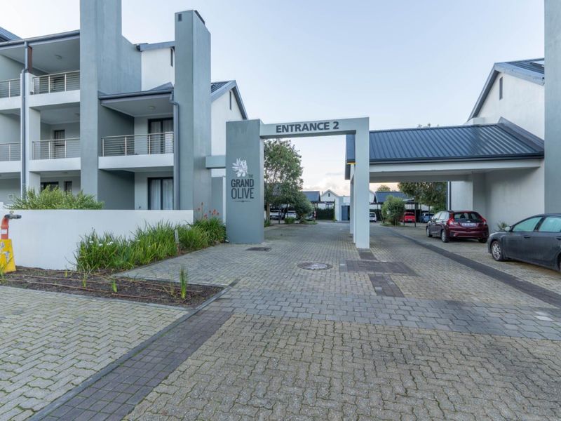 Spacious Corner Apartment with Expansive Patio in Prestigious Sitari Estate - Photo 2