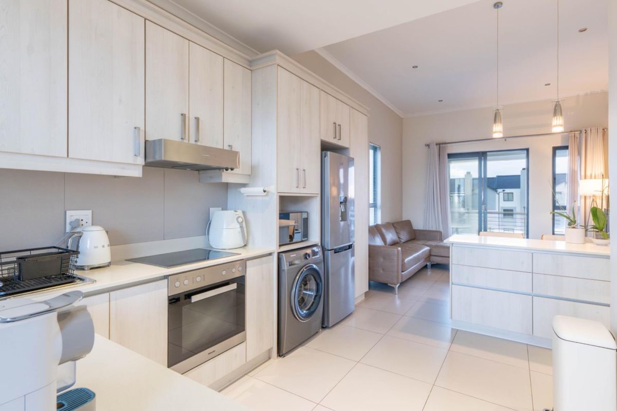 Spacious Corner Apartment with Expansive Patio in Prestigious Sitari Estate - Photo 4