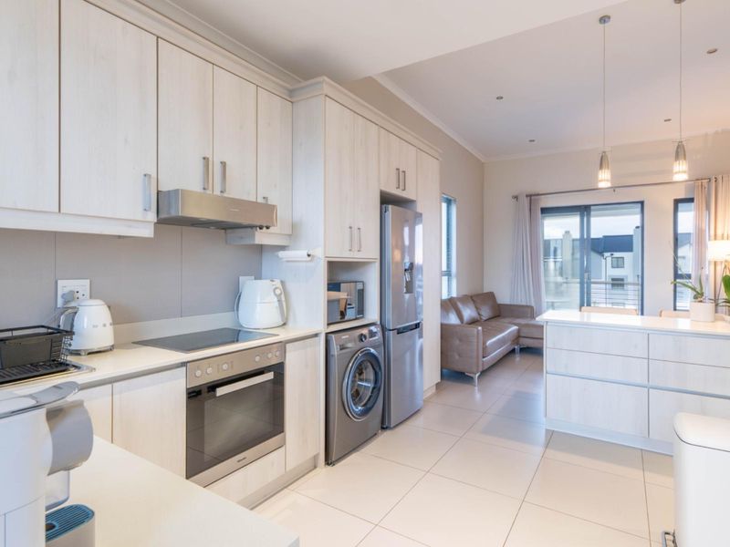 Spacious Corner Apartment with Expansive Patio in Prestigious Sitari Estate - Photo 4