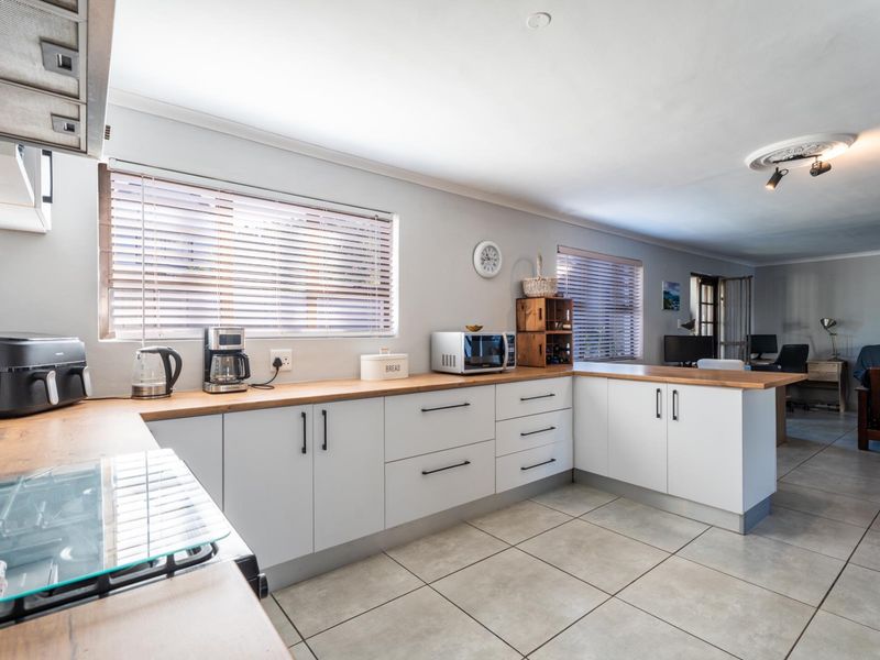 3 bed, 3 Bath open-plan gem, with income potential or ideal for guests - Photo 9